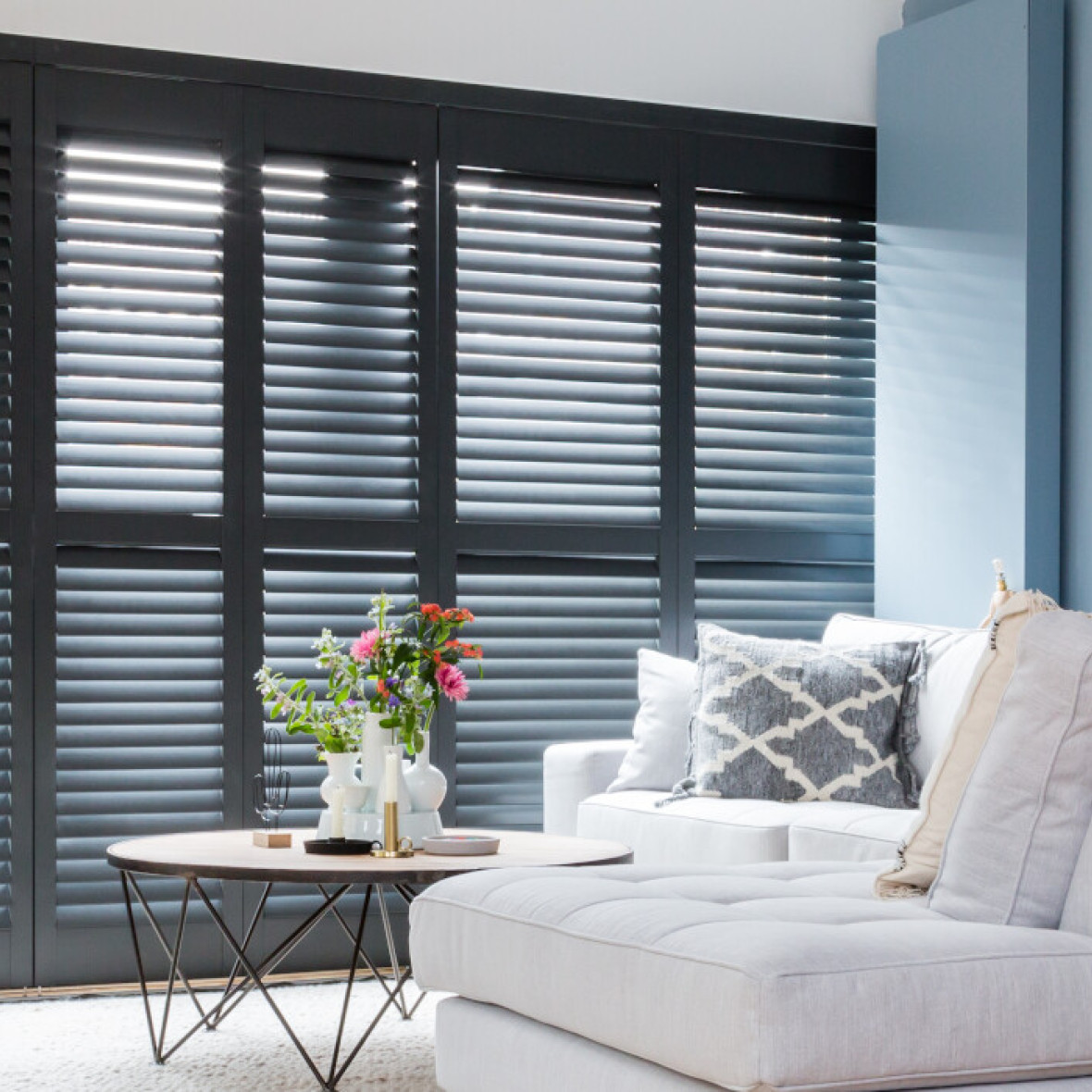 Zwarte Shutters in de woonkamer voor de schuifpui