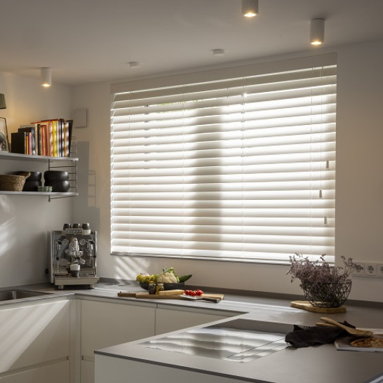 Witte houten jaloezieën van JASNO voor een keukenraam