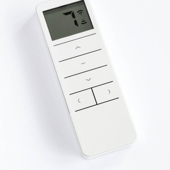 Elektrische houten jaloezieën zijn te bedienen met een afstandbediening